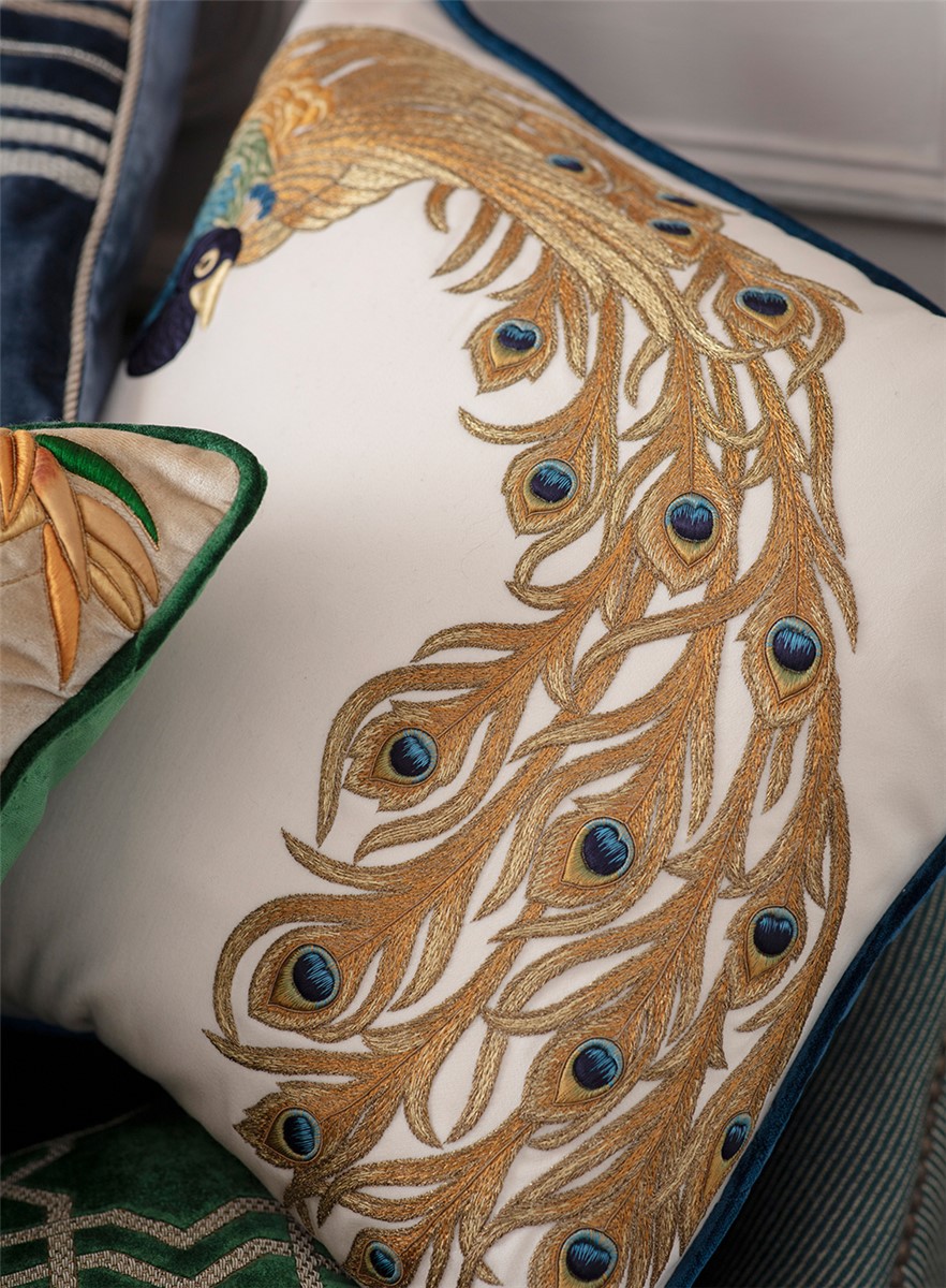 Pavo cushion