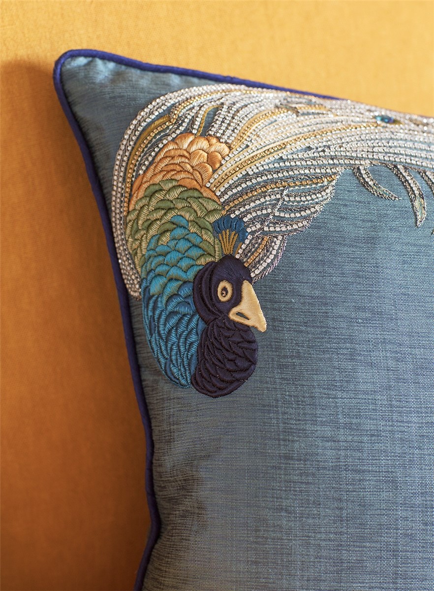 Pavo cushion