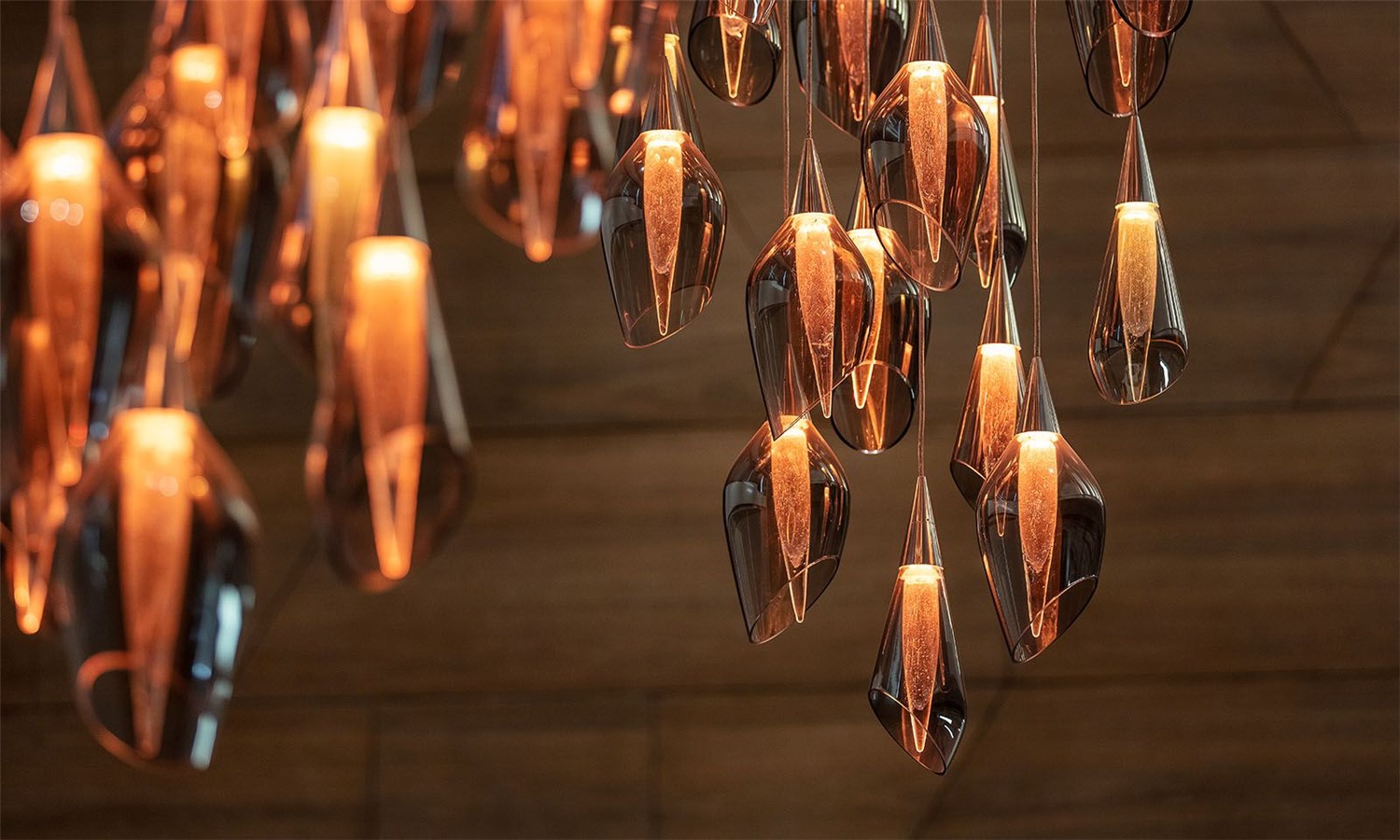 Inspired by the captivating colours of the northern lights, the Aurora collection brings this rare natural phenomenon inside. Each handblown glass pendant consists of two parts: a crystal droplet with a delicate soda effect and a transparent top finished with a metallic sheen. Together, these elements are suspended in a beautiful formation, creating a mesmerising and dynamic light display that echoes the magic of the auroras.