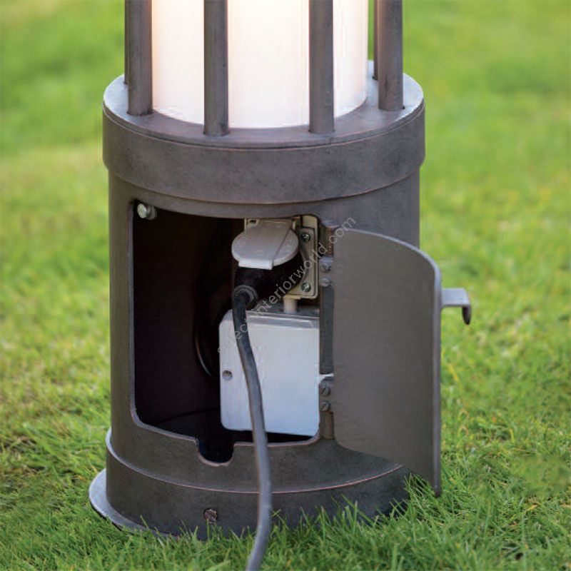 Old copper finish, with receptacle (cm.: H 111 x W 27 / inch: H 43.3" x W 10.6")