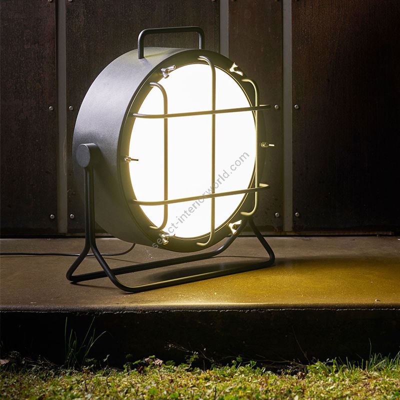 Outdoor floor lamp / Jet black finish / With grid