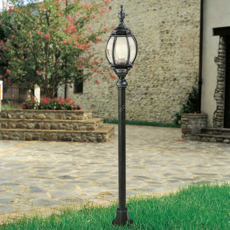 Low and medium post lamp, IP 43, made of die-cast aluminum and polycarbonate diffuser, Black / Green finish
