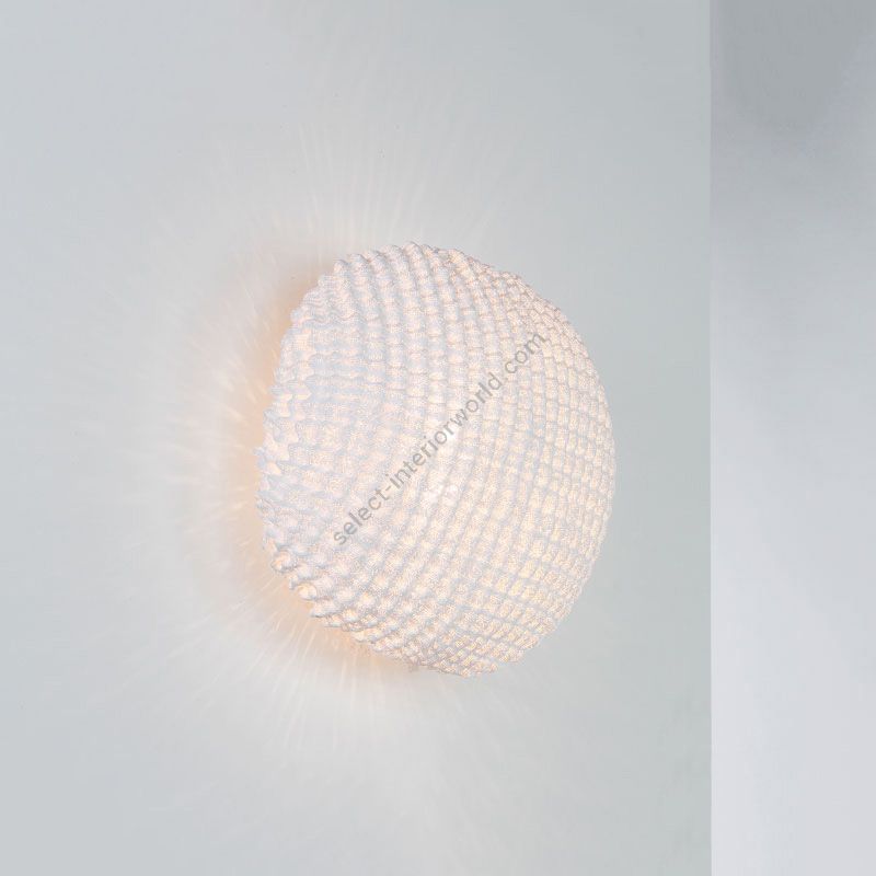 Wall lamp / White finish / cm.: 40 x 40 x 22 / inch.: 15.7" x 15.7" x 8.7"