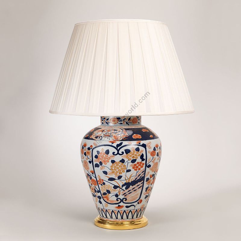 Giltwood Base finish, Type of Lampshade: Box pleat, Fabric: Cream colour, material silk