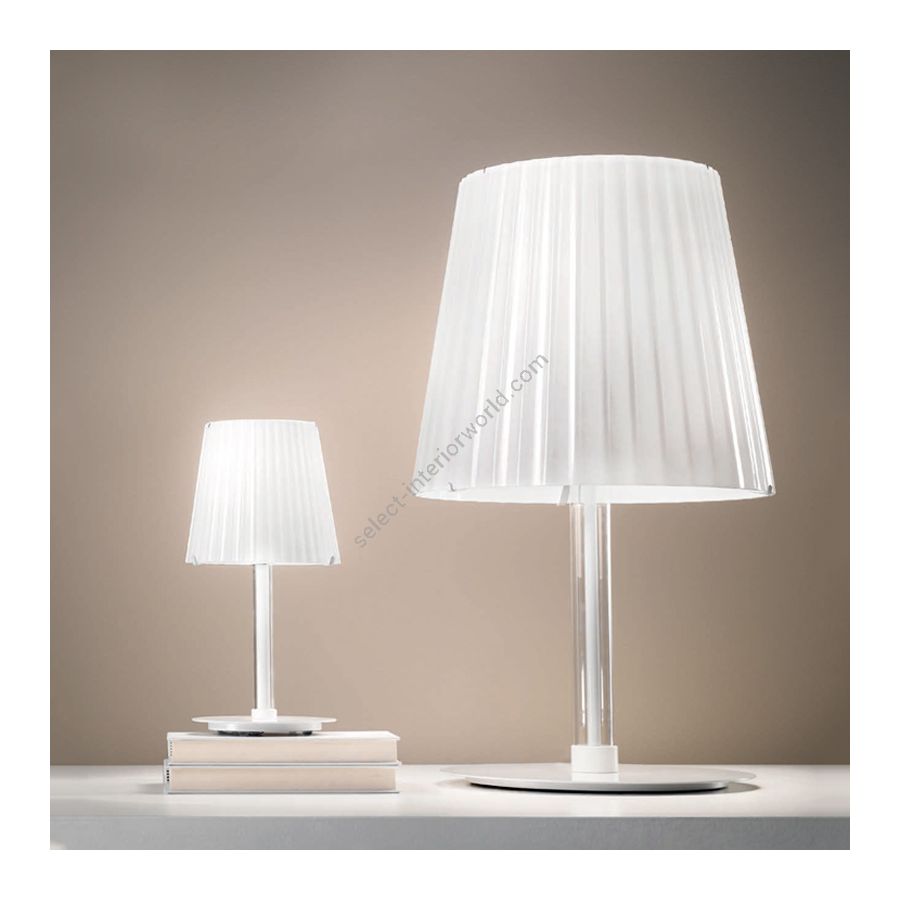 Table lamp / Polished white lacquered finish / Milky-white glass
