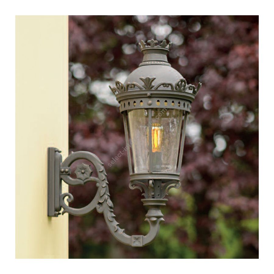 Old Bronze finish (cm.: 74.6 x 35 x 55.5 / inch.: 29.4" x 13.8" x 22")