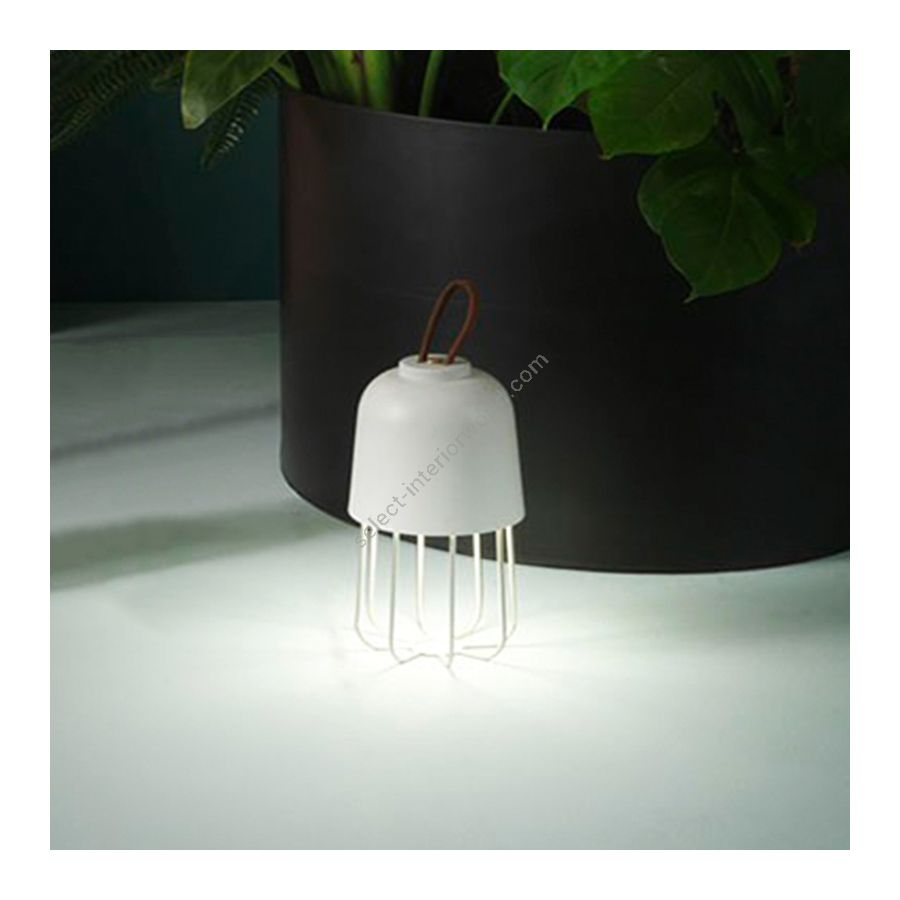 Rechargeable battery lamp / Finish: Pure white (RAL 9005) / Accessories: Brown faux leather strap