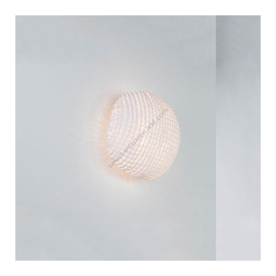 Wall lamp / White finish / cm.: 30 x 30 x 17 / inch.: 11.8" x 11.8" x 6.7"