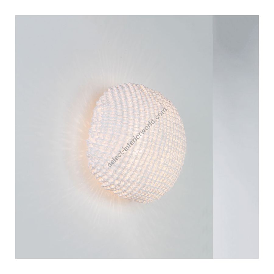 Wall lamp / White finish / cm.: 40 x 40 x 22 / inch.: 15.7" x 15.7" x 8.7"
