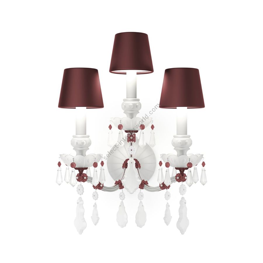 Luxus Wandleuchte, 3-flammig / Rote Seidenlampenschirme / Rote matte Metalldetails / Opalweißes und rotes Milchglas