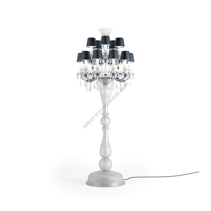 Luxus Stehlampe / Historischen Französischen Stil / Blaue Seidenlampenschirme / Blaue matte Metalldetails / Opalweißes und blaues Milchglas