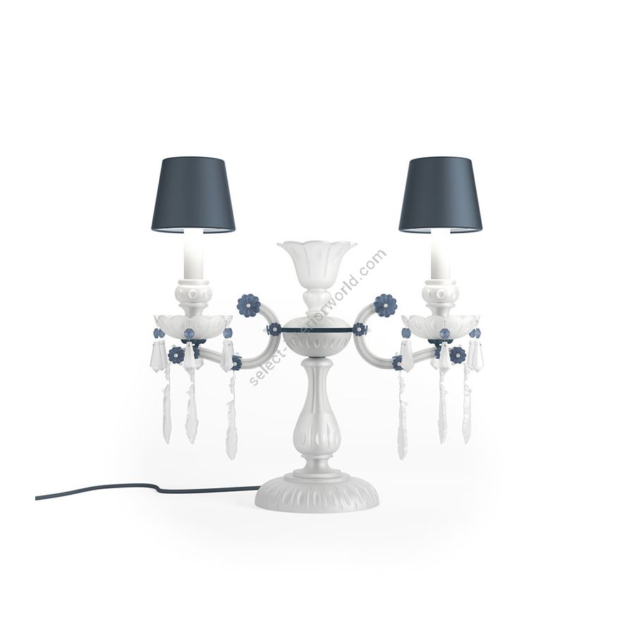 Luxus Tischleuchte / Sanftes Design / Blaue Seidenlampenschirme / Blaue matte Metalldetails / Opalweißes und blaues Milchglas