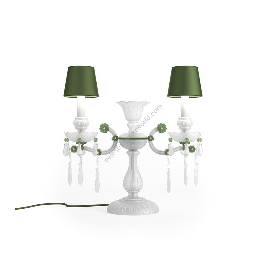 Luxus Tischleuchte / Sanftes Design / Grüne Seidenlampenschirme / Grüne matte Metalldetails / Opalweißes und grünes Milchglas