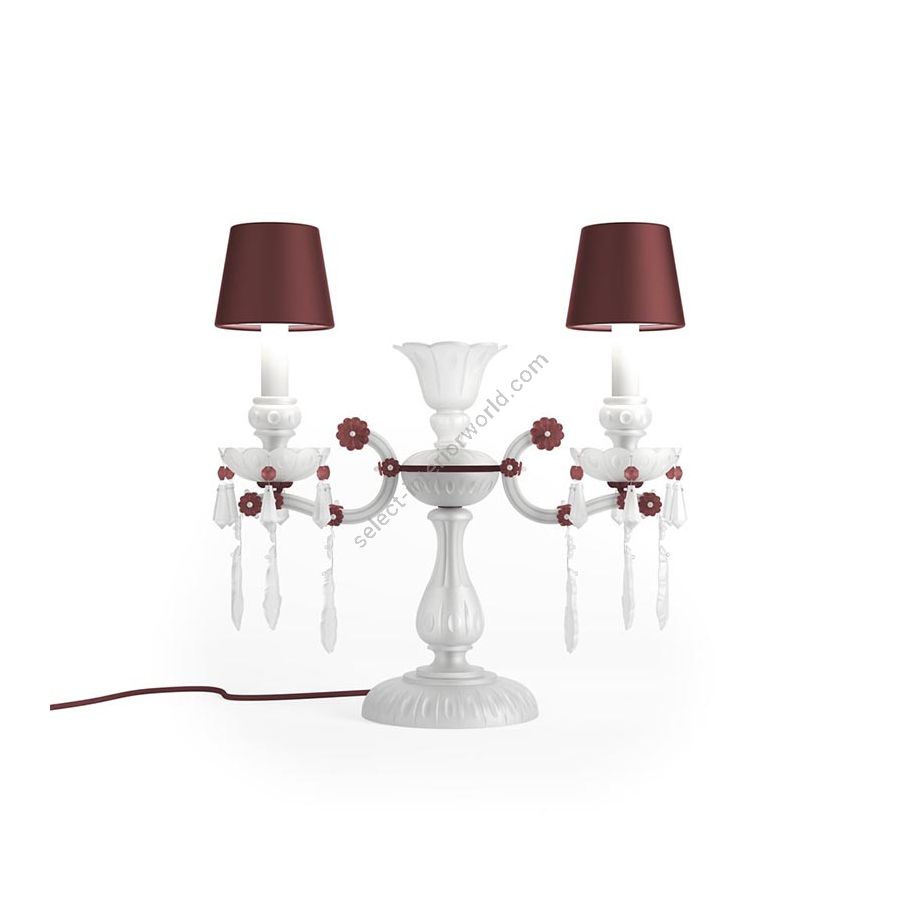 Luxus Tischleuchte / Sanftes Design / Rote Seidenlampenschirme / Rote matte Metalldetails / Opalweißes und rotes Milchglas