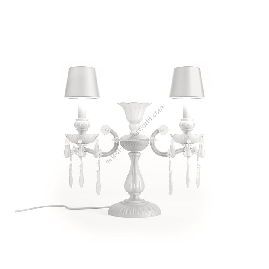 Luxus Tischleuchte / Sanftes Design / Weiße Seidenlampenschirme / Weiße matte Metalldetails / Opalweißes Milchglas