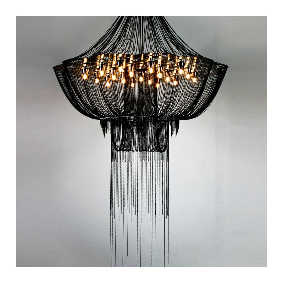 Black color range, 245 x 100 x 100 / inch.: 96.5" x 39" x 39" size