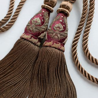 Beaumont & Fletcher / Rings and brushes / Cordelia Tie Back