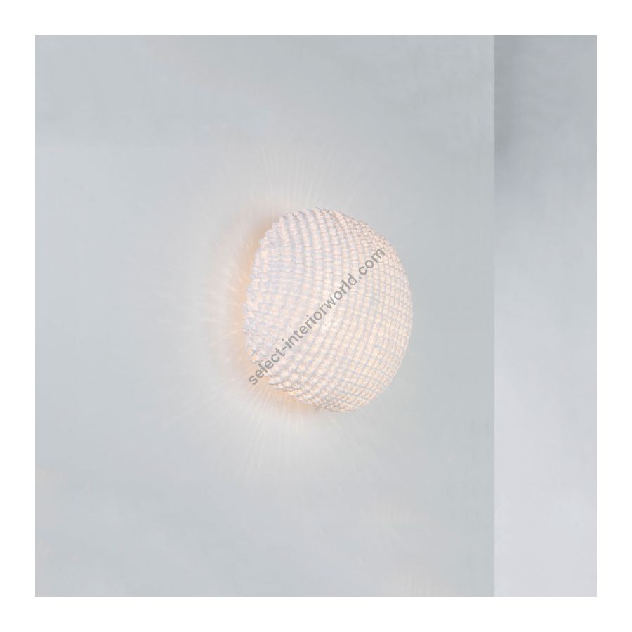 Wall lamp / White finish / cm.: 30 x 30 x 17 / inch.: 11.8" x 11.8" x 6.7"
