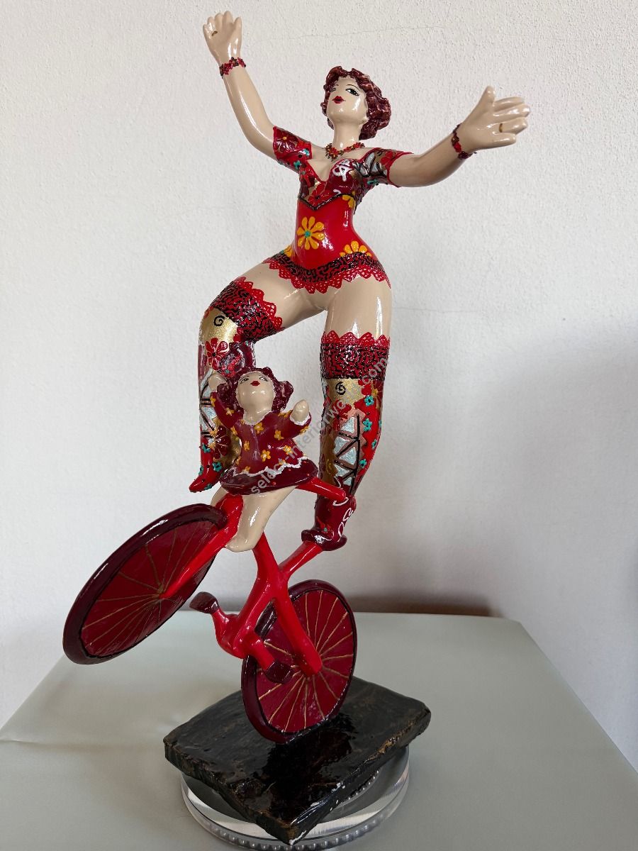 JOSEPHA / Painted resin Sculpture / Les Équilibristes