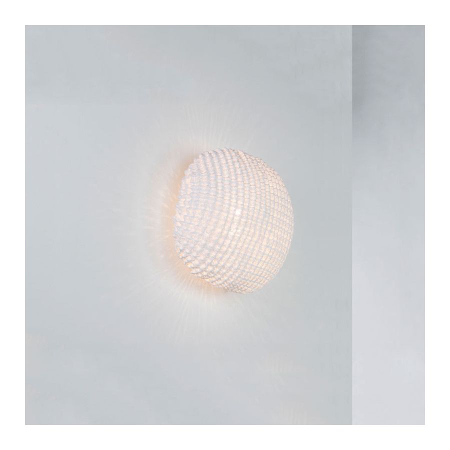 Wall lamp / White finish / cm.: 30 x 30 x 17 / inch.: 11.8" x 11.8" x 6.7"