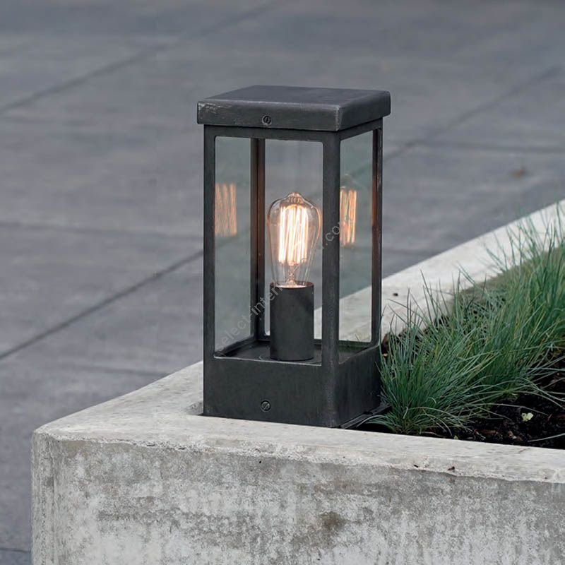 Robers / Outdoor Pedestal Lamp / AL 6908