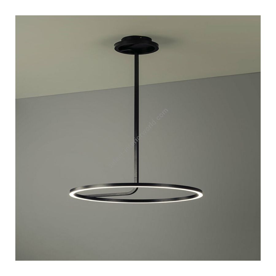 Black finish (cm.: min 76.2 - max 137.2 x 40.6 x 40.6 / inch.: min 30" - max 54" x 16" x 16")