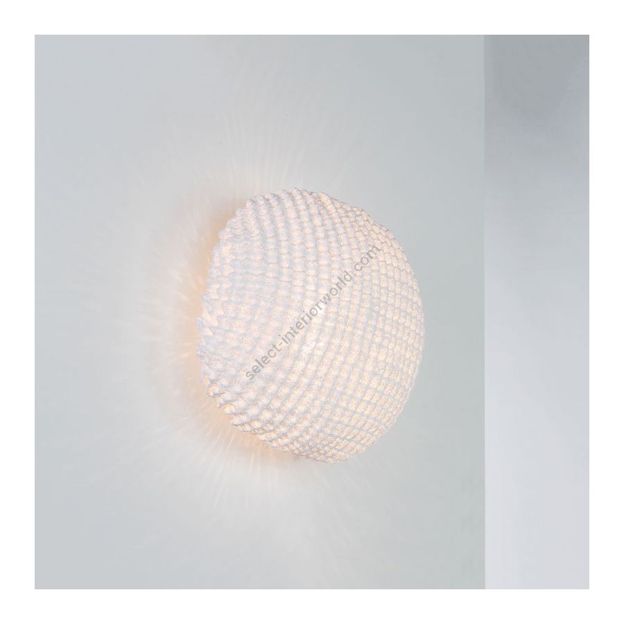 Wall lamp / White finish / cm.: 40 x 40 x 22 / inch.: 15.7" x 15.7" x 8.7"