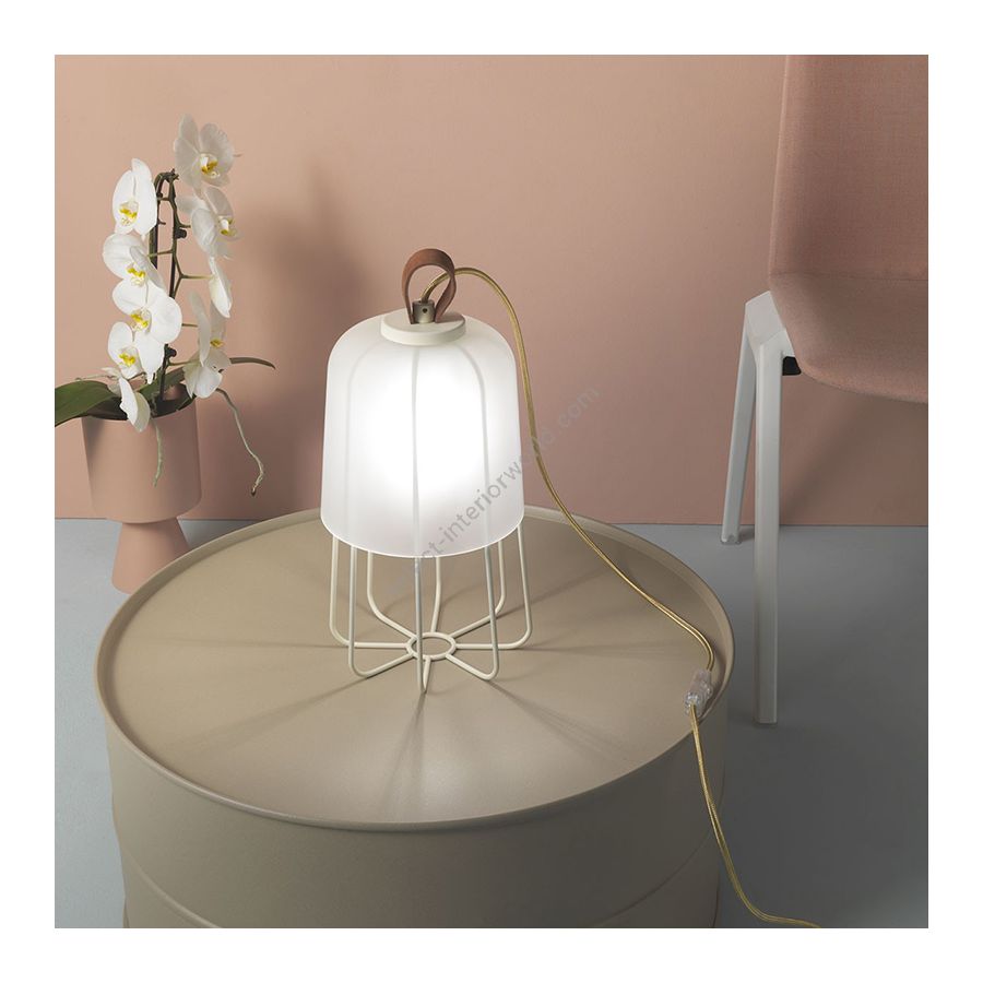 Table and floor lamp / Finish: Pure white (RAL 9005) / Accessories: Brown faux leather strap